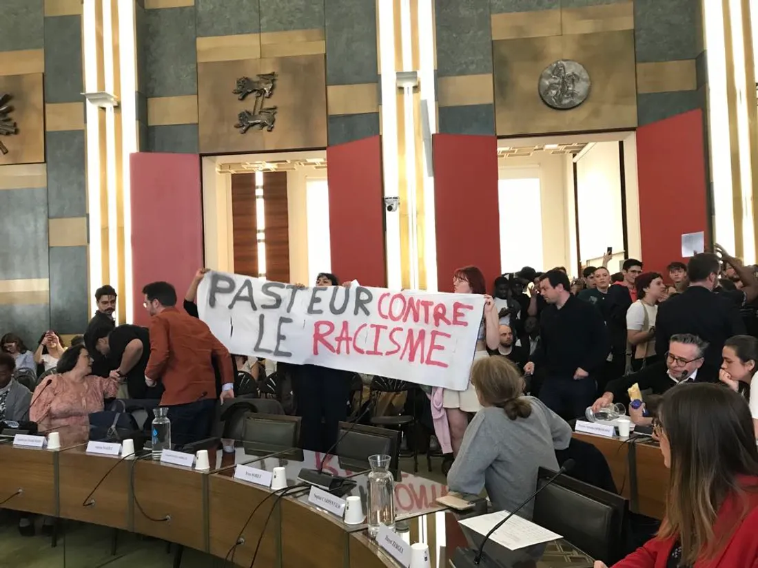 Rouen : des étudiants réclament la démission d'un professeur accusé de racisme