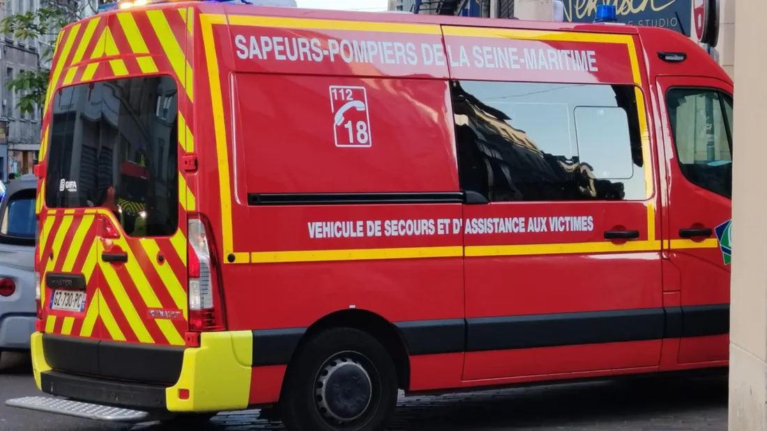 A Rouen, une fillette reçoit un pèse-personne sur la tête