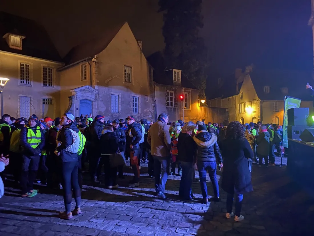 Départ de la randonnée "Bourges-Sancerre" sur le parvis de la cathédrale de Bourges. 