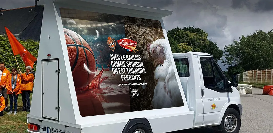 Le camion publicitaire de L214 dénonce les pratiques d'élevage de Le Gaulois.