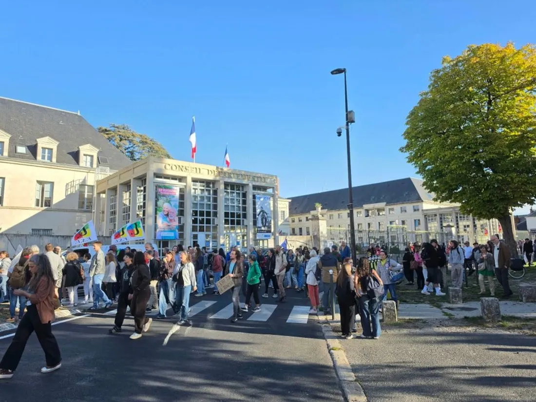 Environ 1100 lycéens mobilisés à Blois pour dénoncer leurs conditions d'études. 
