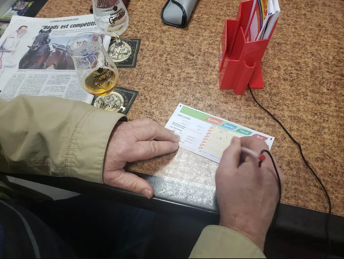 Un parieur mise sur une course dans un bar-PMU de Falaise