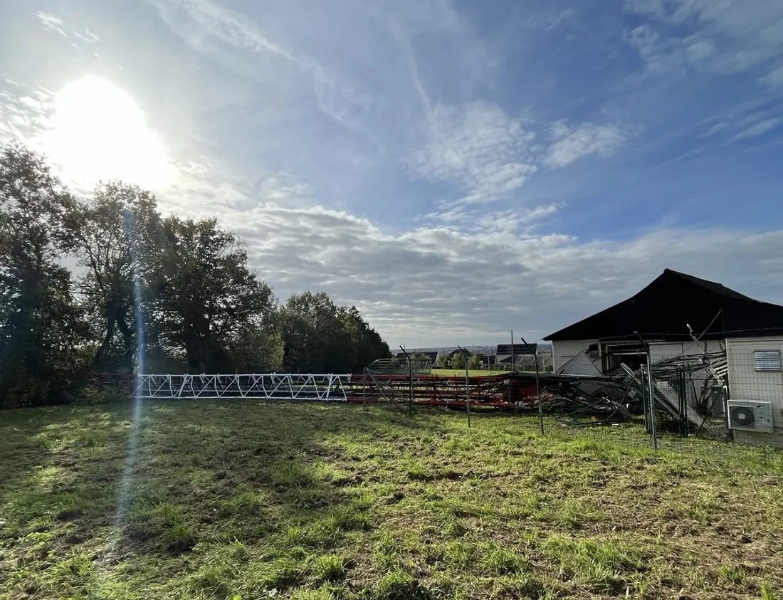 Pylône tombé au sol à Changé