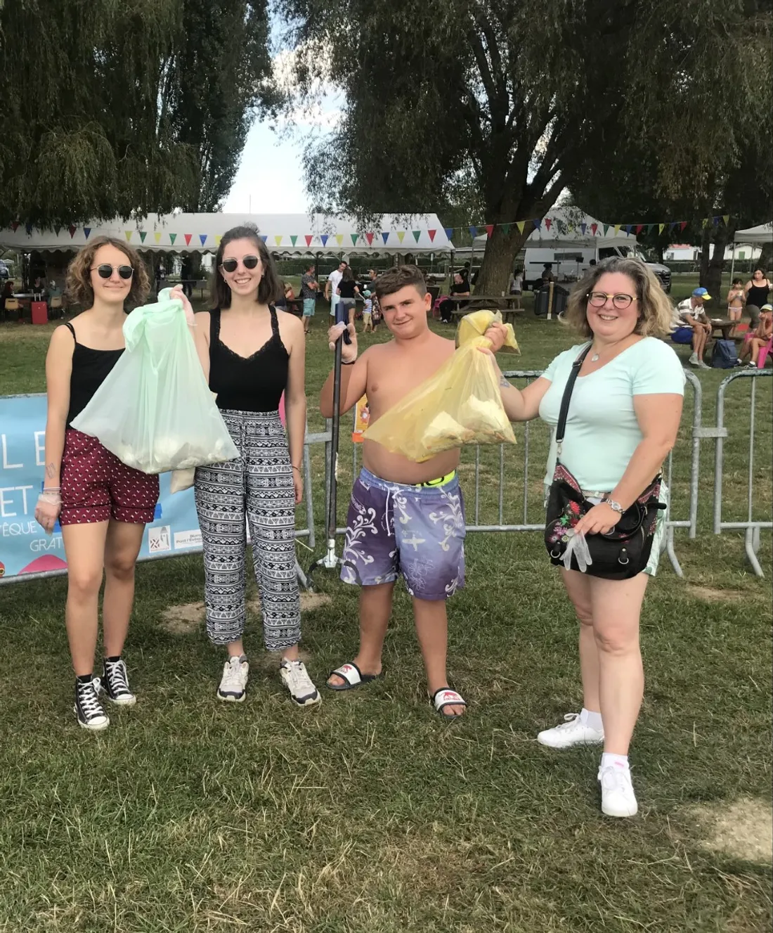 Ramassage de déchets sur le Lac Terre d'Auge de Pont l'Evêque lors du festival Ensemble