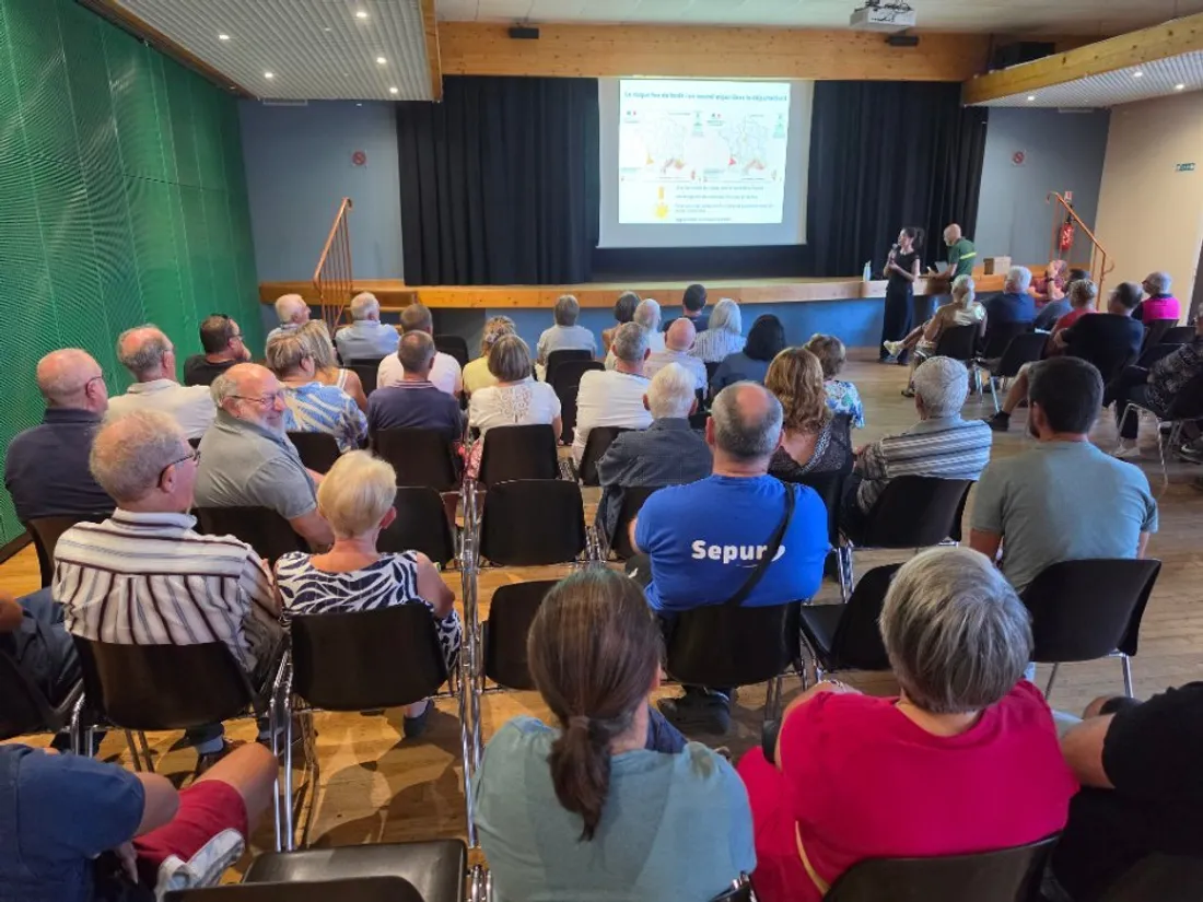 La réunion publique du 3 septembre a accueilli une centaine de personnes au Foyer rural.