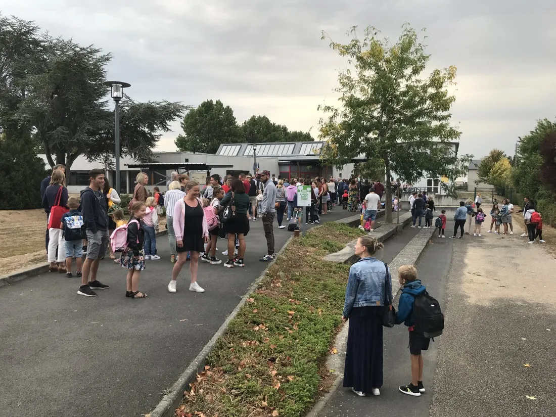 Parents et enfants devant l'école Aristide Bisson de Saint Pierre sur Dives