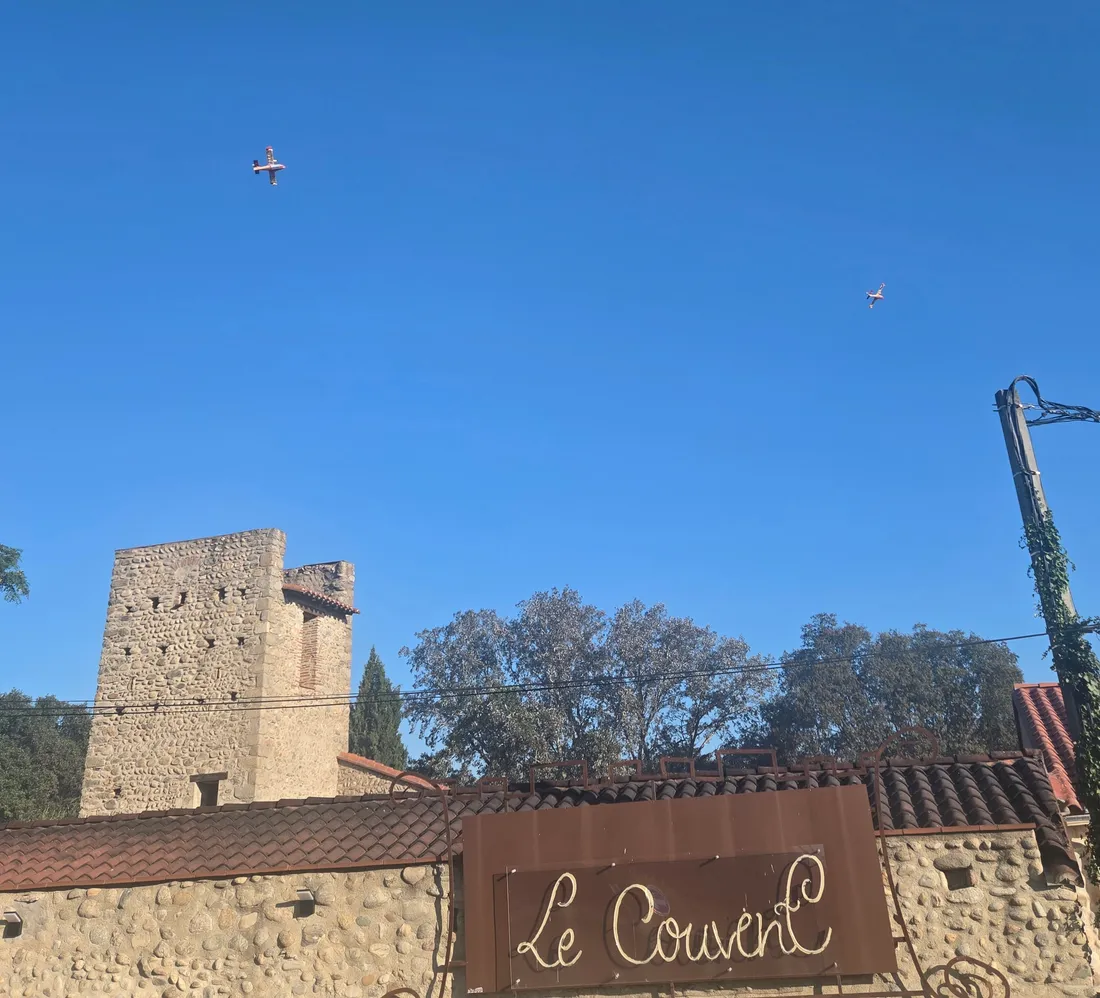 2 canadairs au dessus de la Boulangerie "Le Couvent" d'Ille-sur-têt