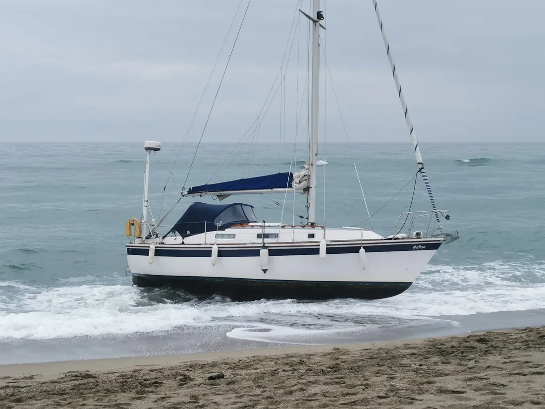 Bateau échoué sur la plage de Torreilles