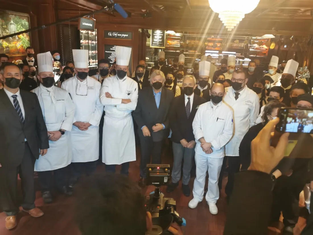 Le fondateur du restaurant Louis Privat, qui annonce la nouvelle à ses collaborateurs.