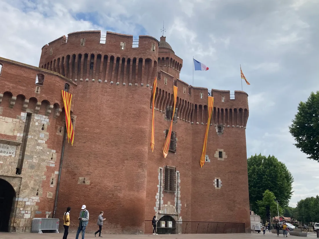 photo du Castillet arborant des drapeau au couleurs de l'USAP