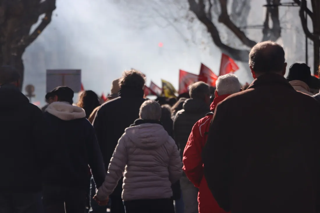 Groupe de manifestants avec fumée - Manifestation 31 janvier 2023