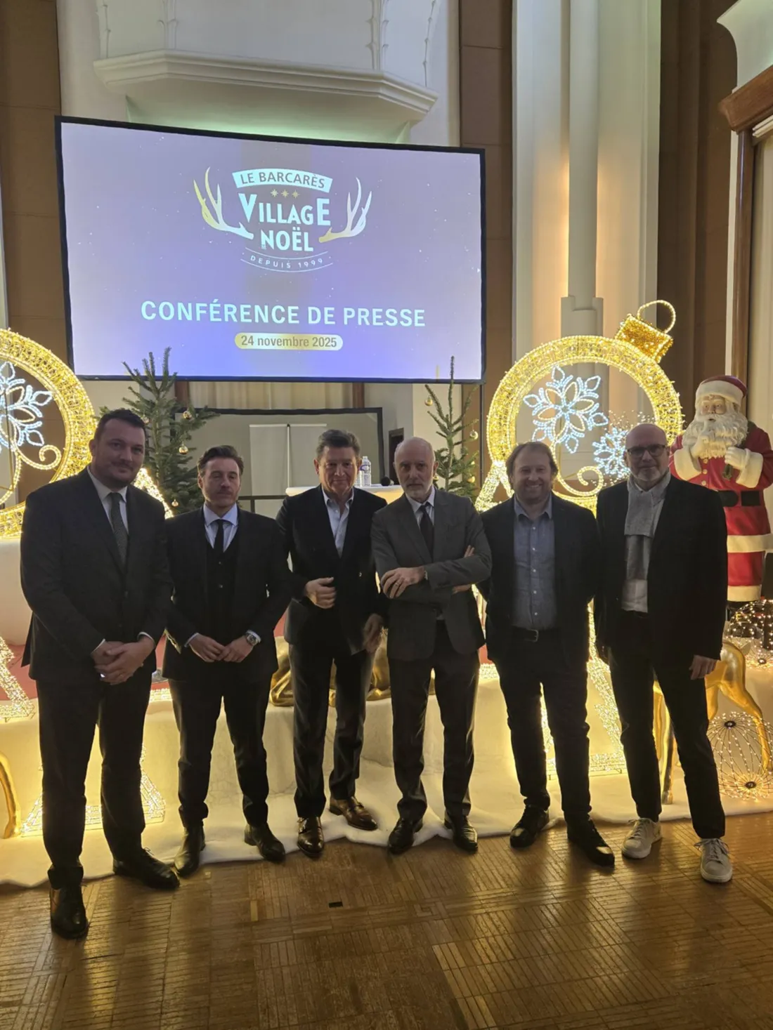 Alain Ferrand, Maire du Barcarès, entouré d'élus, lors de la conf presse du village de Noël 2025. 