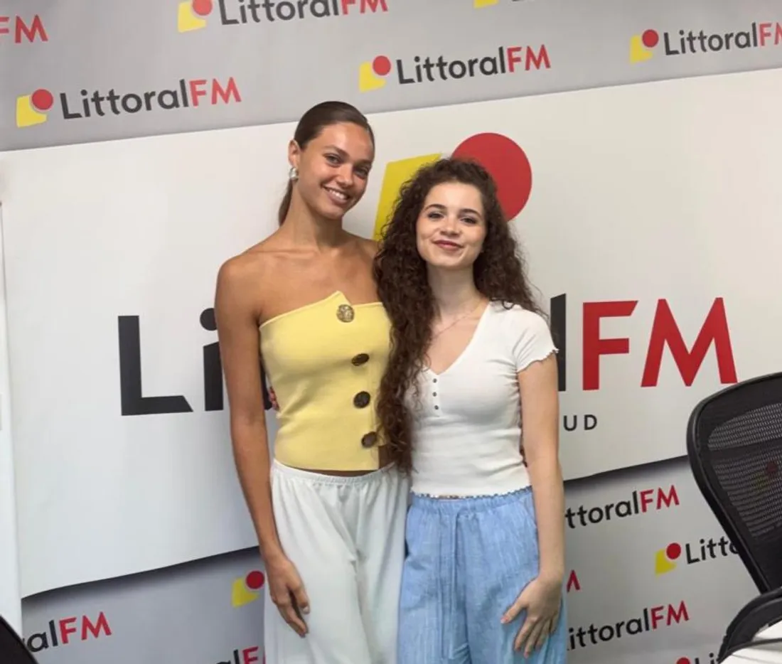 Amandine avec Déborah, dans les studios de Littoral FM