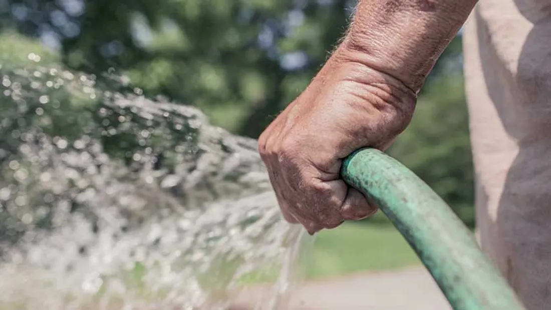 interdiction de remplir les piscines ou de laver sa voiture à la maison.