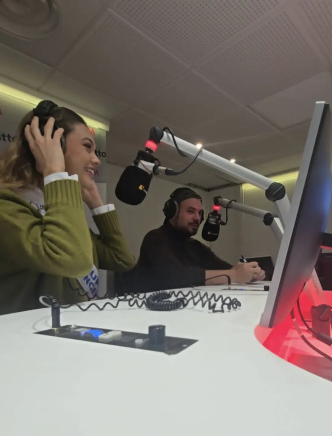Déborah dans le studios de Littoral FM