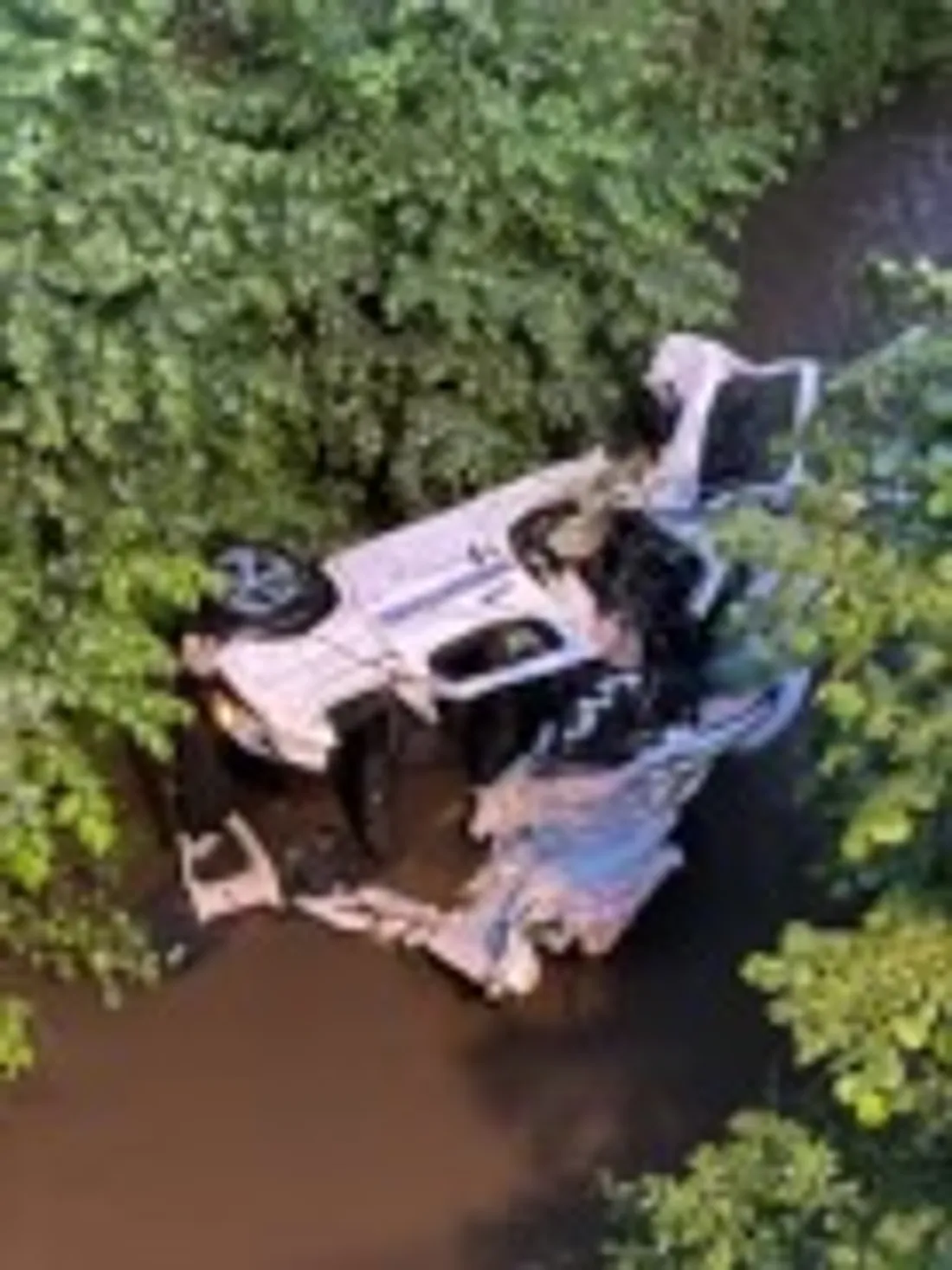 Les trois agents et le détenu ont été projetés en contre-bas.