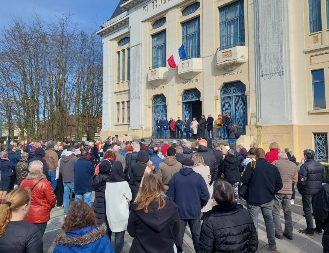 Une centaine de personnes était réunie ce samedi, place de l'Hôtel de Ville