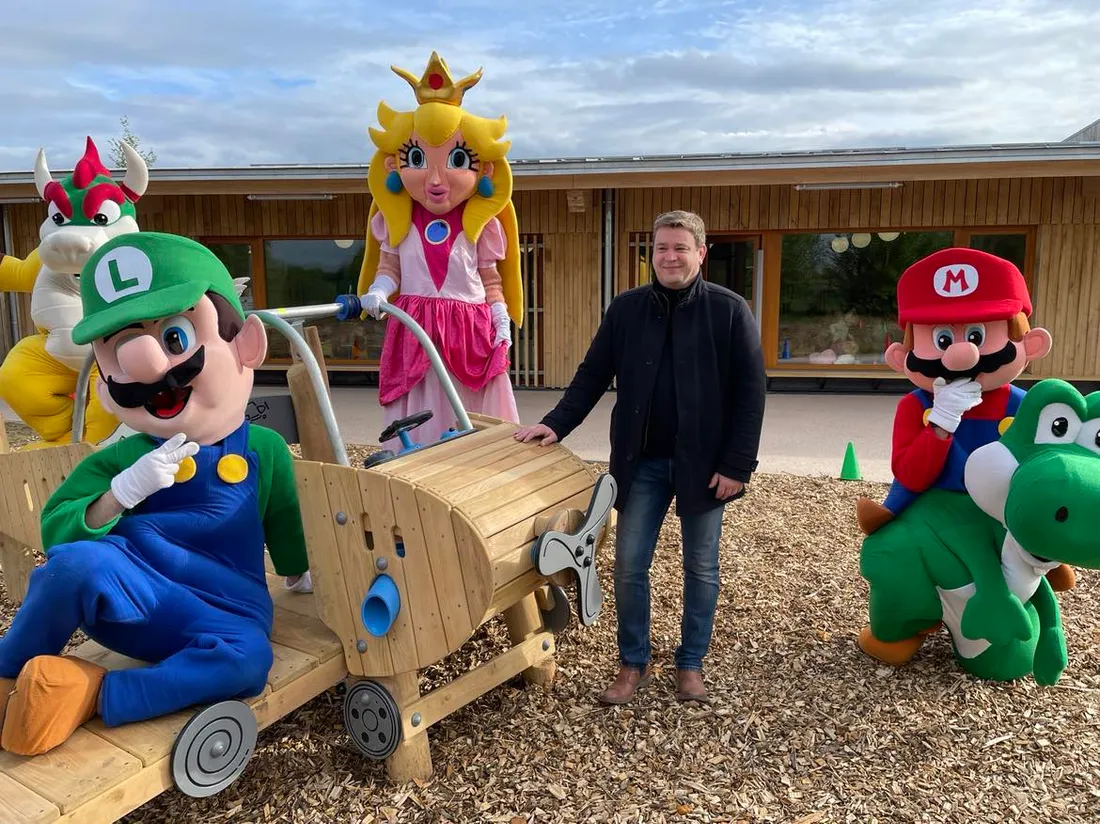 Le maire Benoît Guiost, avec les mascottes