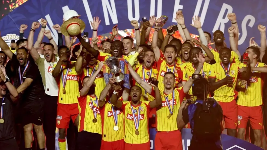 Lens soulève sa première coupe 