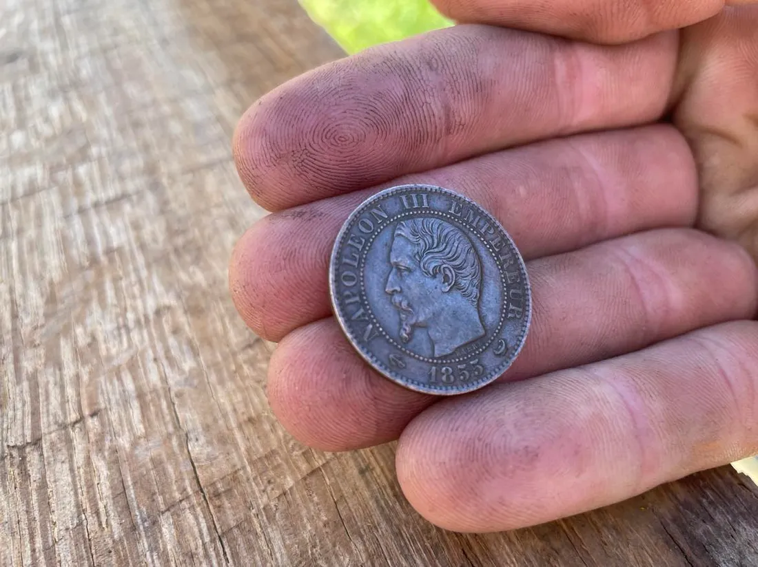 Pièce de monnaie datant de 1855 découverte dans la charpente