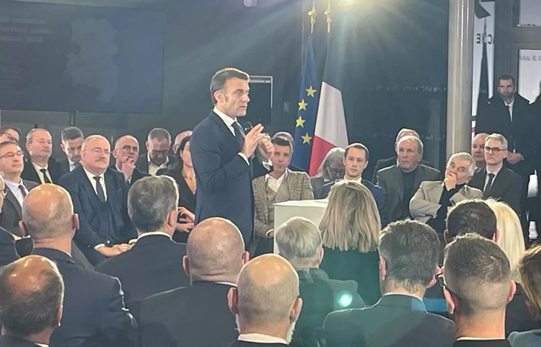 Emmanuel Macron devant les élus à Aulnoye-Aymeries