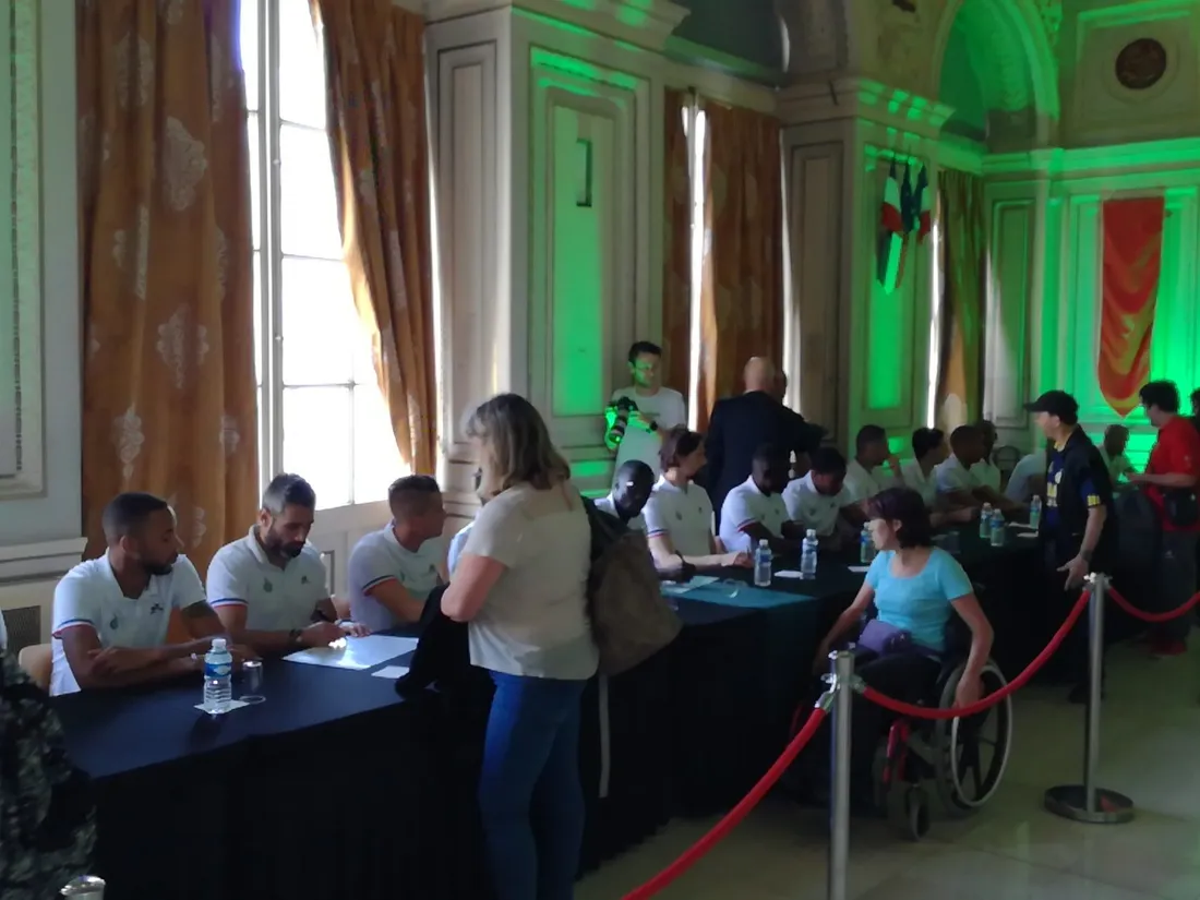 Les verts lors d'une séance de dédicaces en 2018.