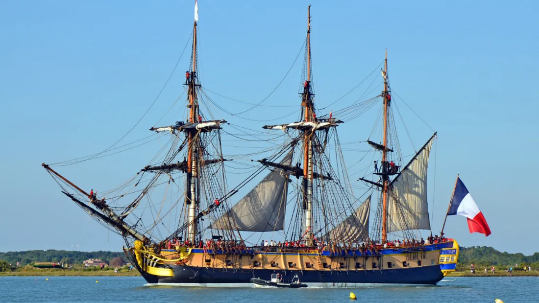L'Hermione lors de sa première sortie en navigation sur la Charente, le 7 septembre 2014.
