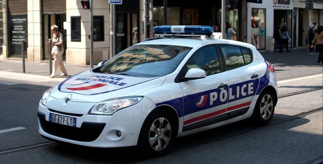 La police est à la recherche d'une voiture grise soupçonnée d'avoir renversé la quinquagénaire.