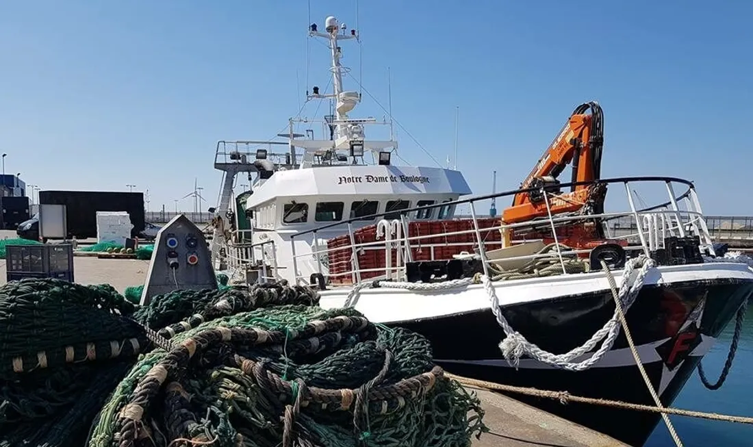 Un bateau de pêche dans le port de Boulogne