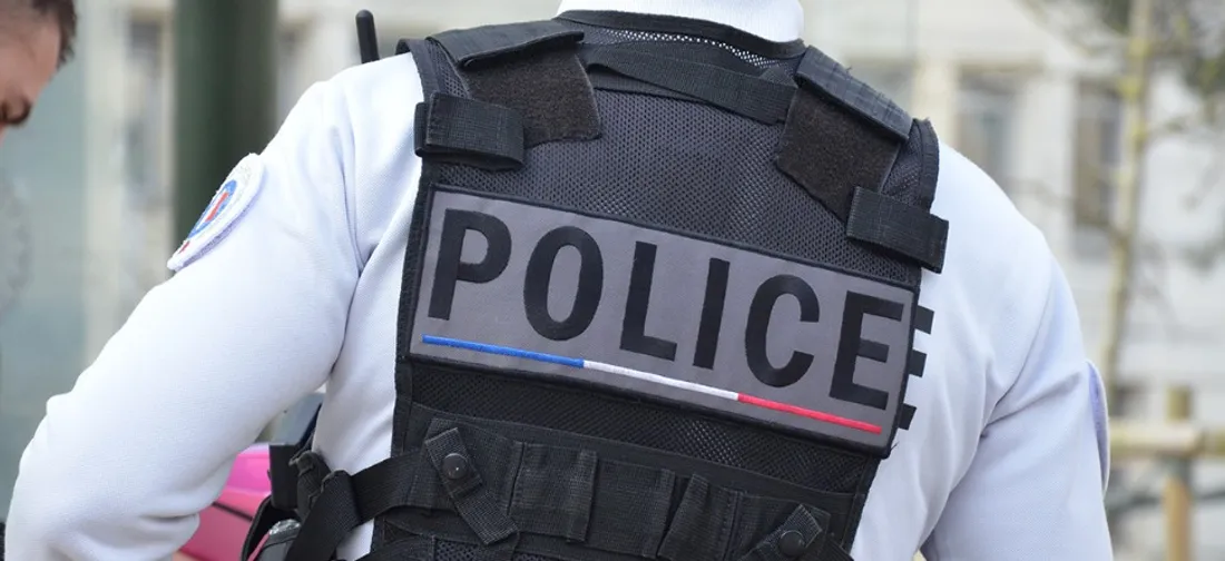 Un policier a été mordu au doigt.