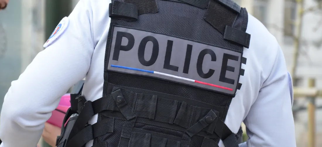 Les policiers ont pris en charge la fillette qui avait chuté du 3ème étage.