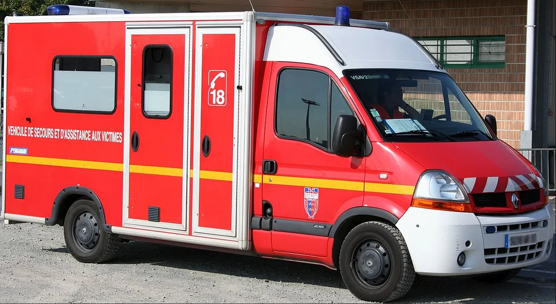 Les secours sont intervenus rapidement pour prendre en charge le couvreur grièvement blessé