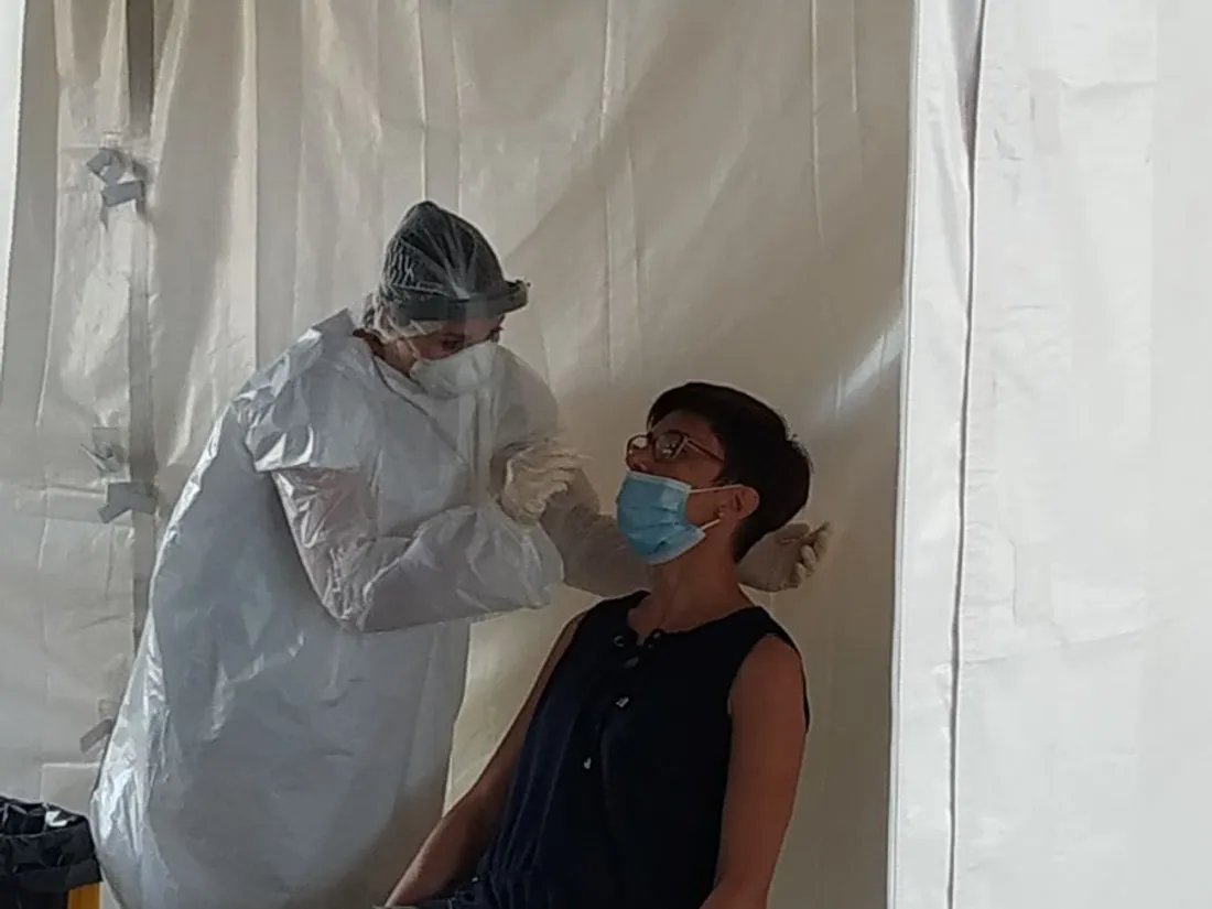 Une femme se fait tester pour la Covid-19 en août 2020 à Château-Gontier sur Mayenne.