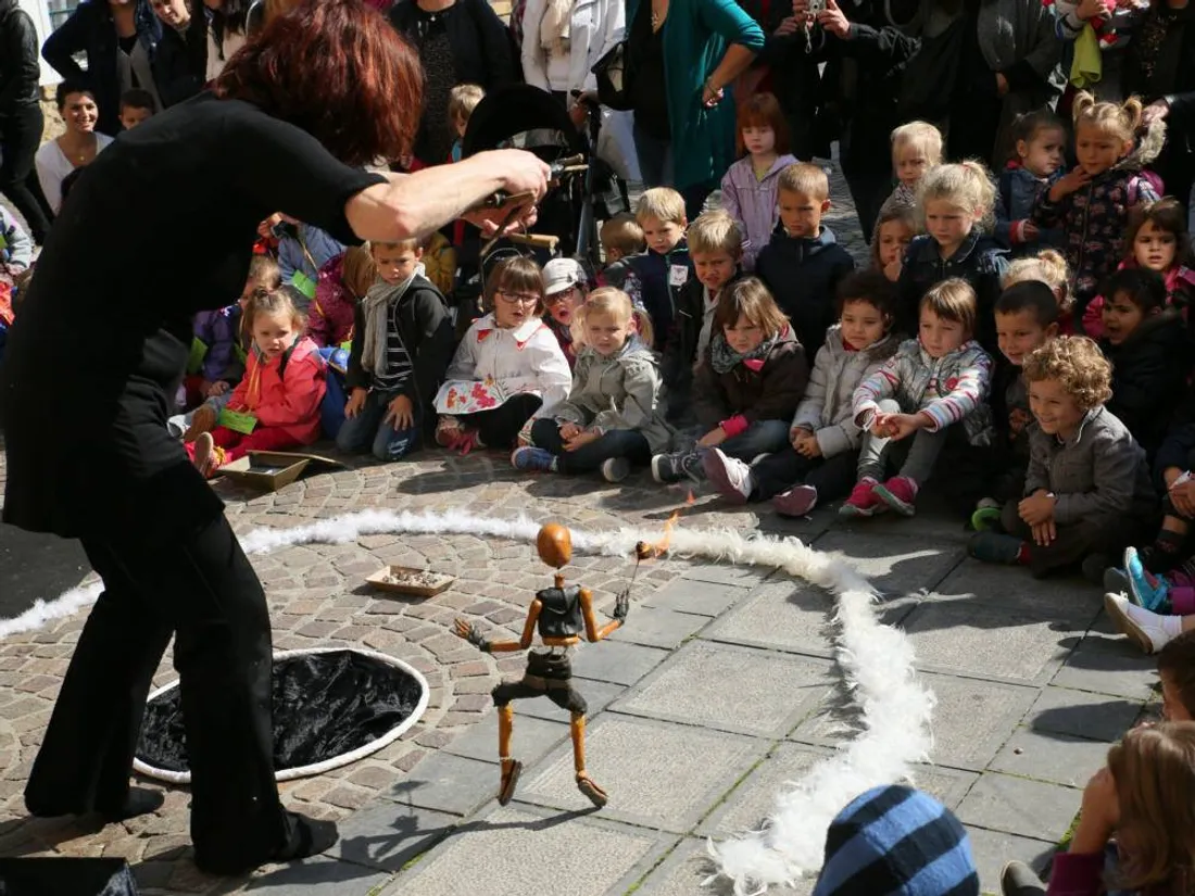 Festival des marionnettes - illustration archives