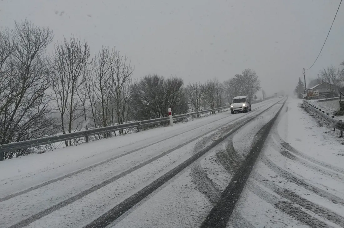 Une route enneigée - illustration.