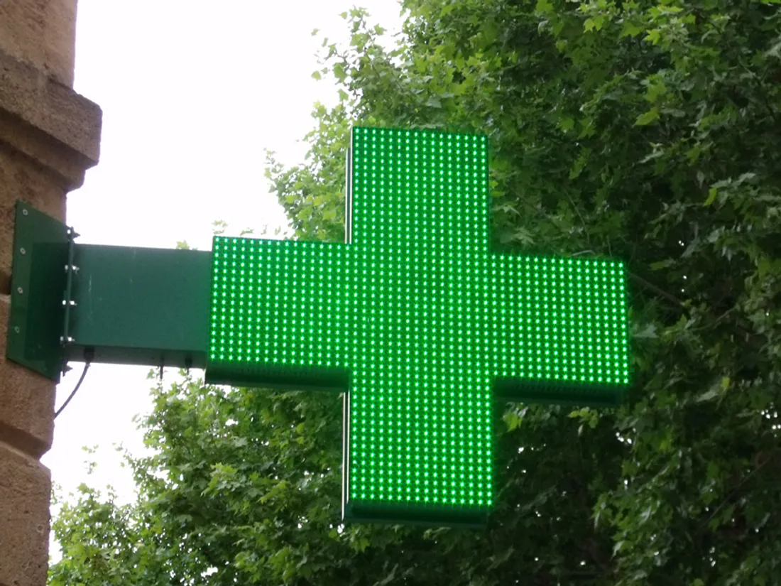 Une enseigne de pharmacie.