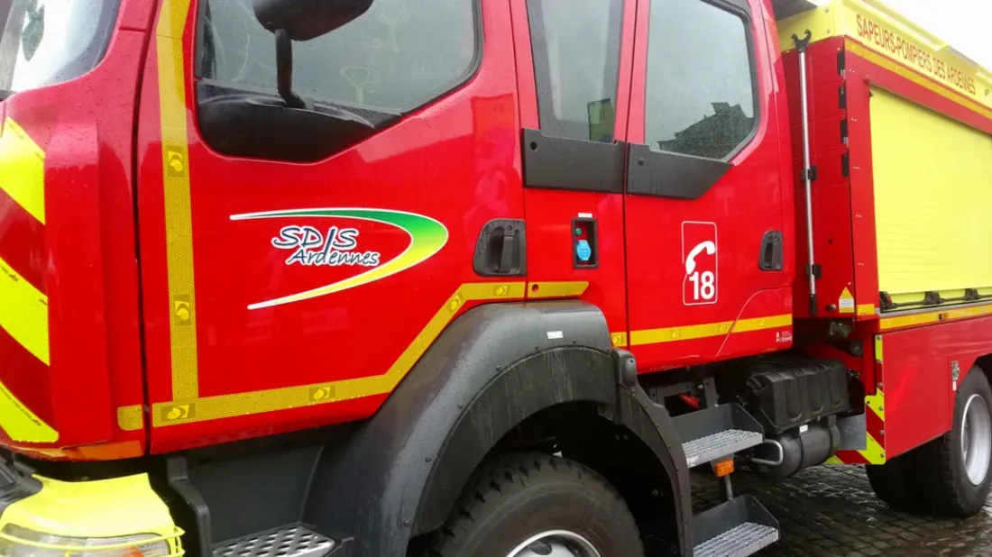 Fourrages, engins agricoles... Un important incendie détruit un...