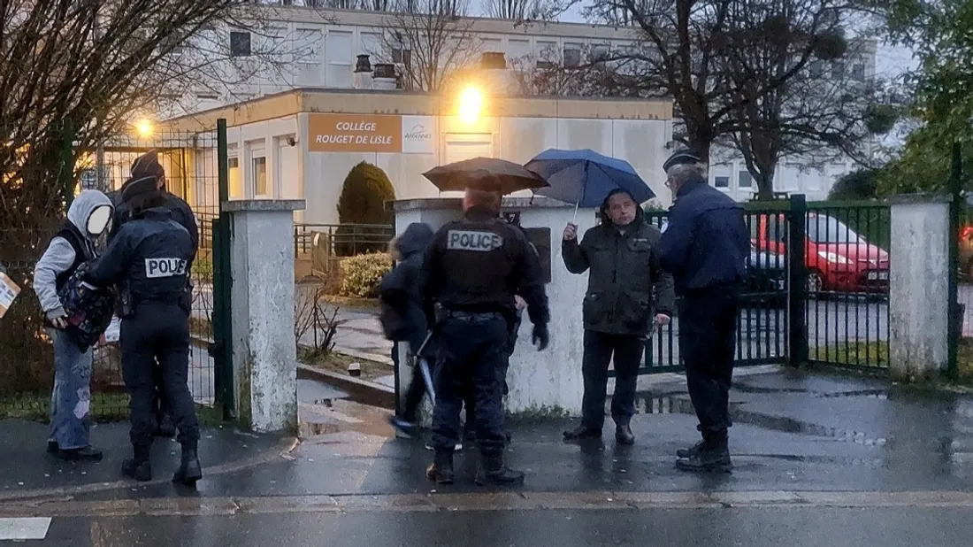 Fouilles de sacs devant un collège de la région