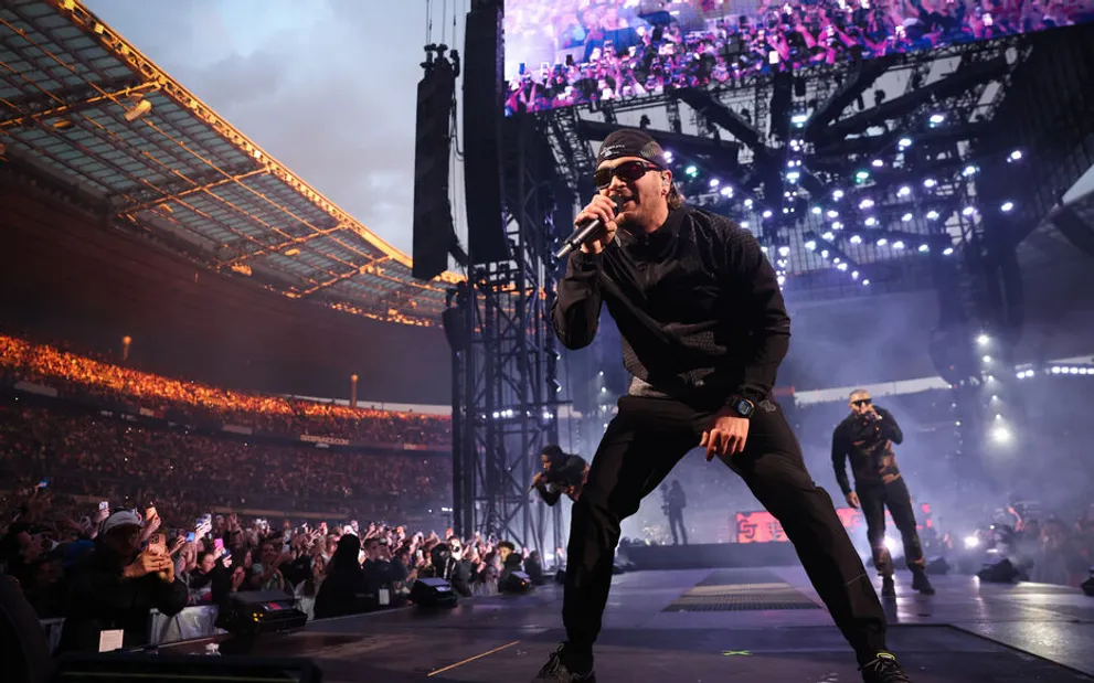 Jul signe un concert historique au Stade de France et retourne le...