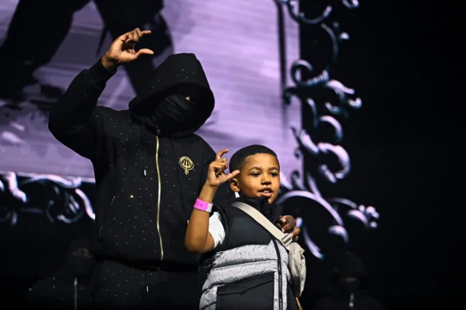 Hommage à Werenoi : une foule immense et une scène marquée par...