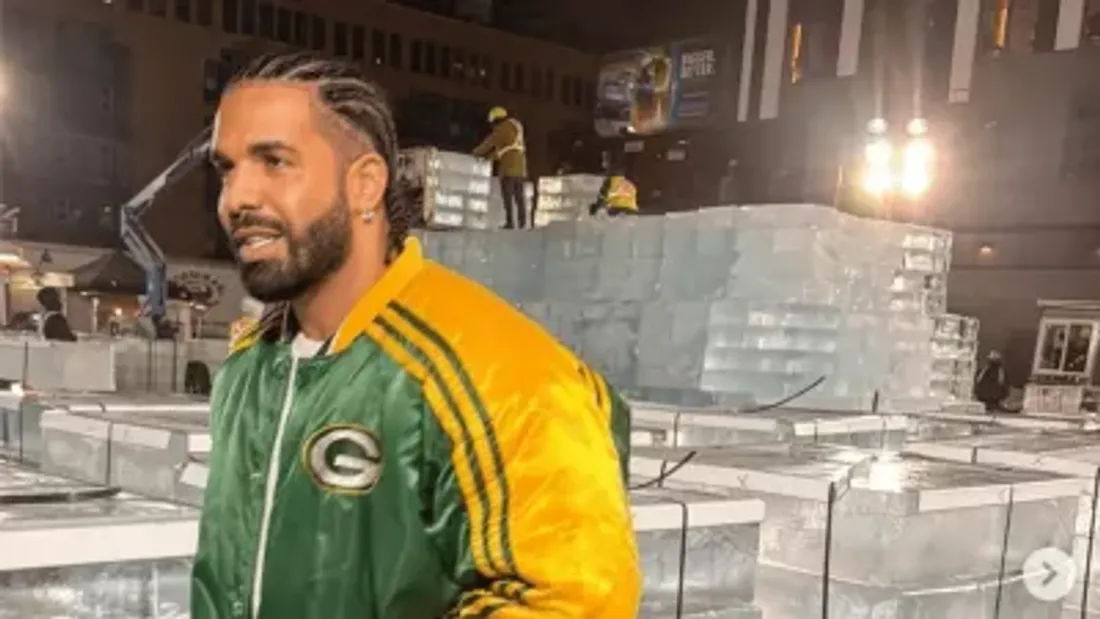 Drake : des fans cassent des blocs de glace à Toronto