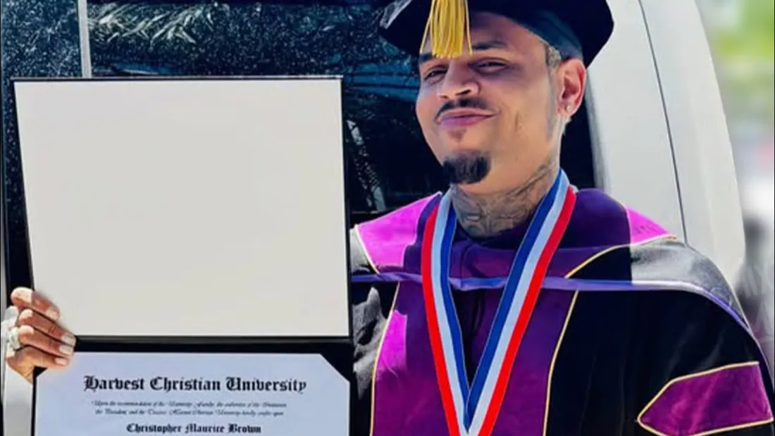 Chris Brown reçoit un doctorat honorifique en arts visuels