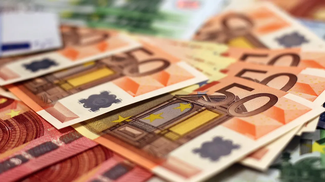 Allocation touristique : le versement en espèces suspendu au profit...