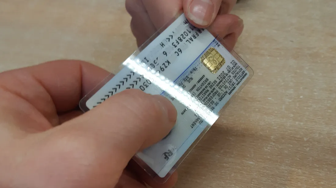 Hausse des taxes pour les étrangers : vers un droit au séjour réservé aux plus riches ?