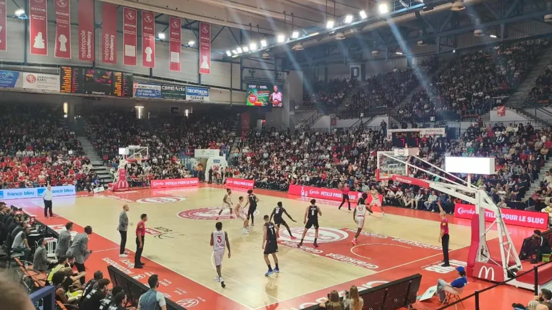 SLUC Nancy Basket – Nanterre : un lancé de peluche avant le match
