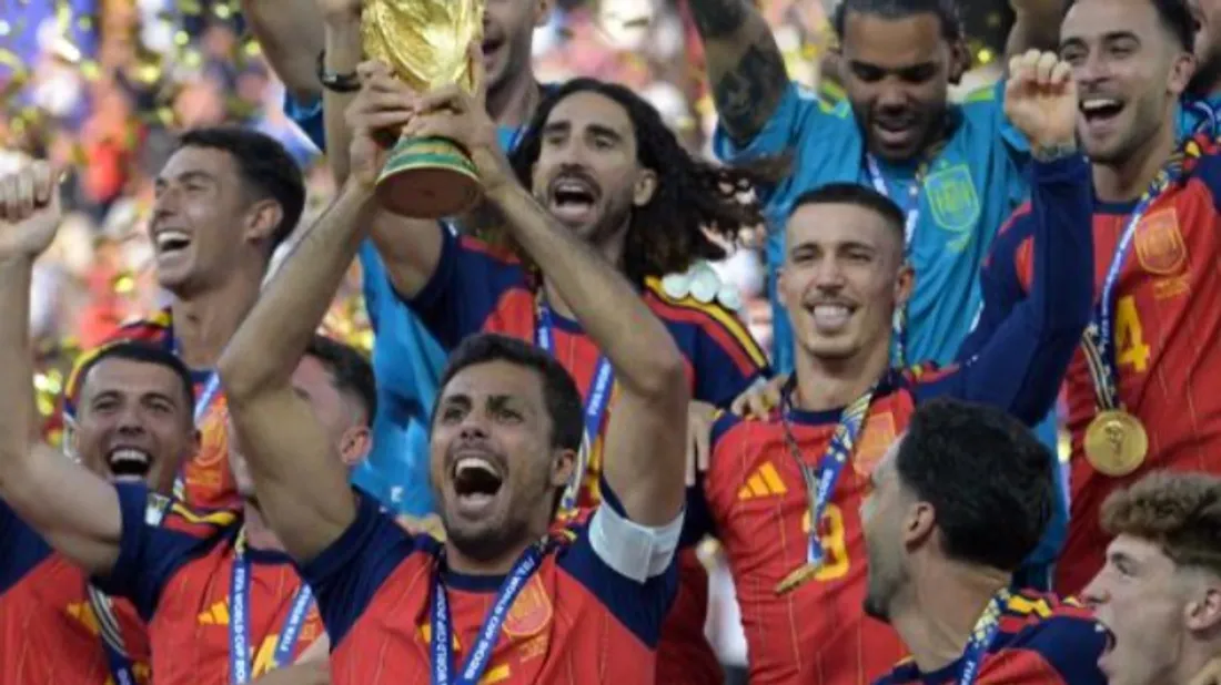 L'Espagne sacrée championne du monde, Zidane attendu chez les Bleus