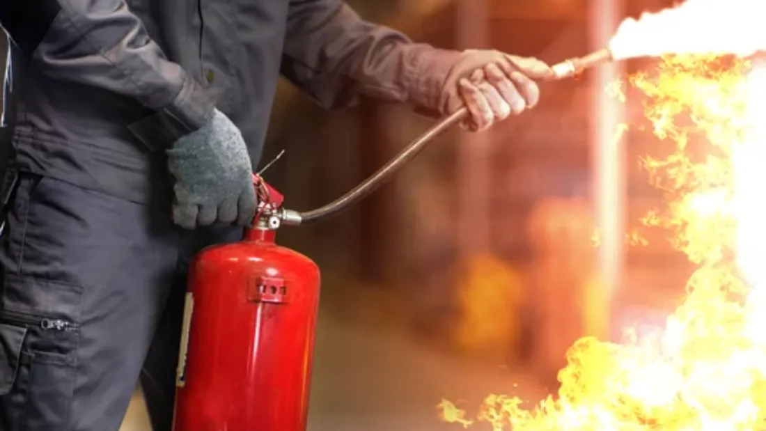 Un spectaculaire incendie ravage une scierie près de Mulhouse