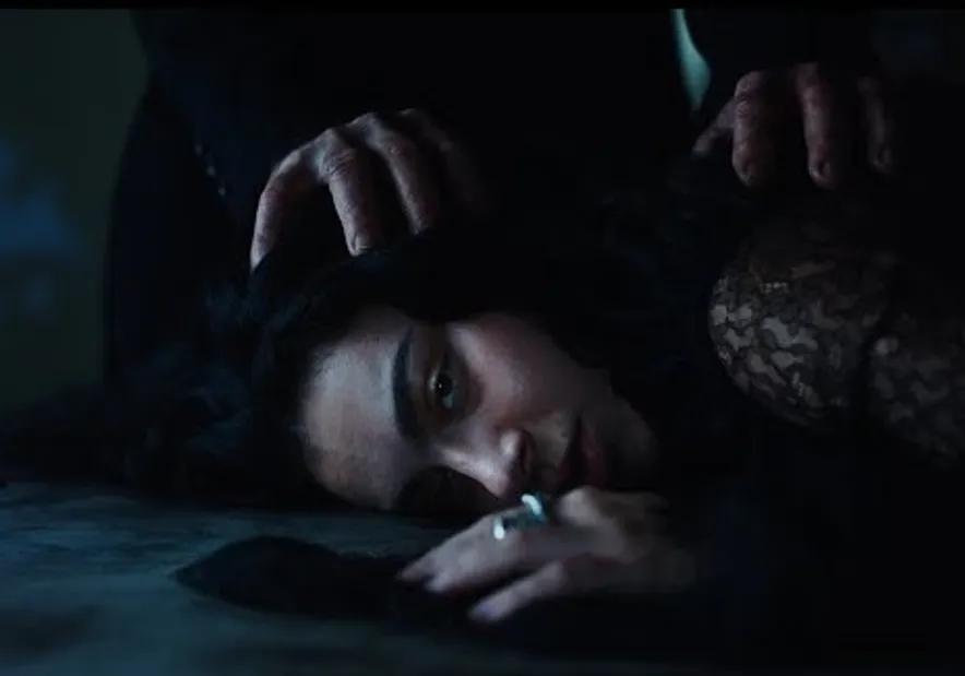 Charli XCX plonge dans le noir