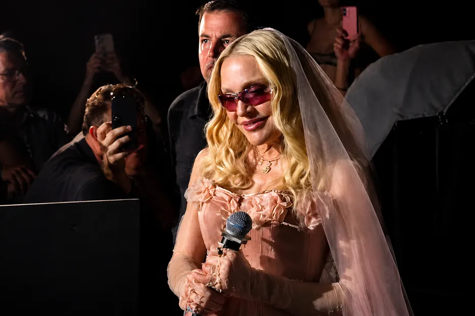 Madonna, back to the clubs