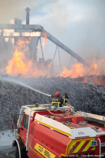 Biganos : l'incendie à la papeterie Smurfit maîtrisé mais toujours...